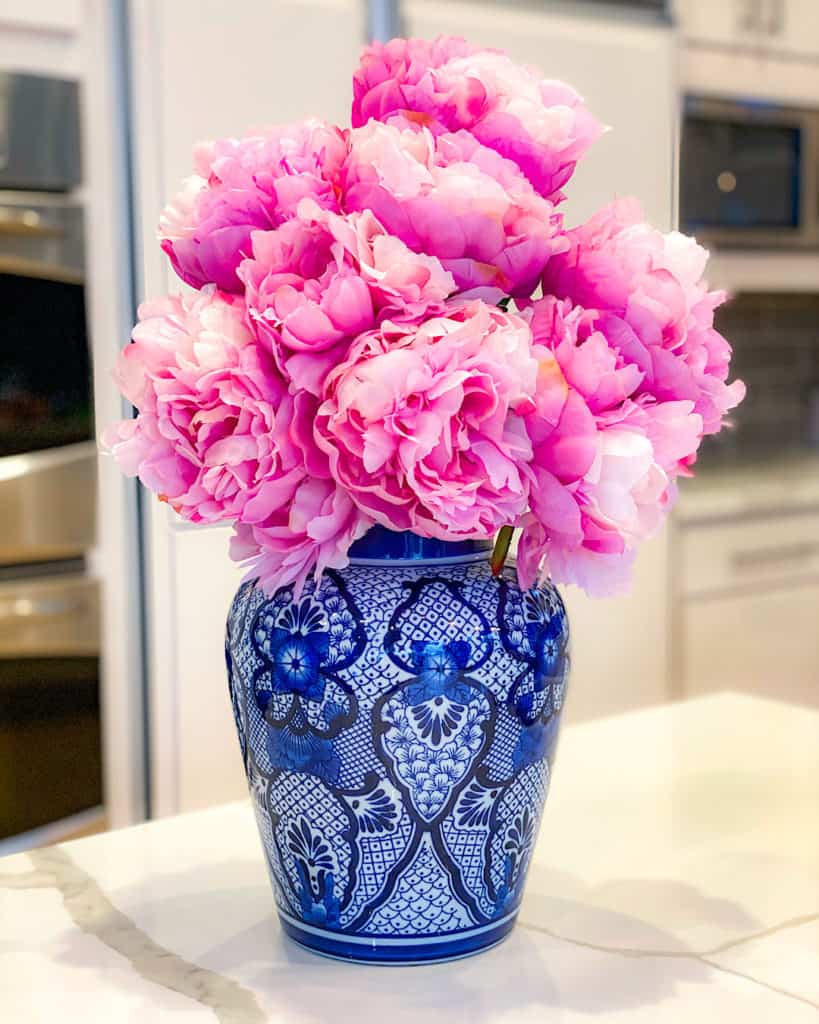 Pink peonies in blue and white vases - a great spring look in any kitchen. 