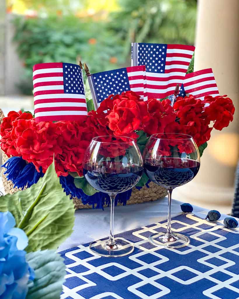 Stylish 4th of July Table Decorations with flowers and flags!