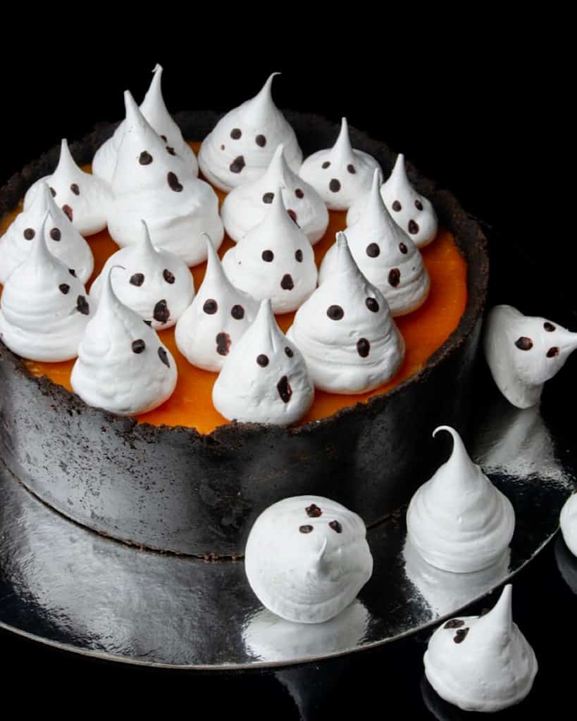 Halloween 2020 Dessert Ideas: no bake pumpkin cheesecake with ghost meringue topping