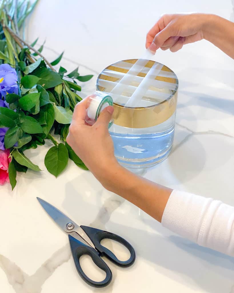 Floral tape on vase: how to make a spring floral arrangement