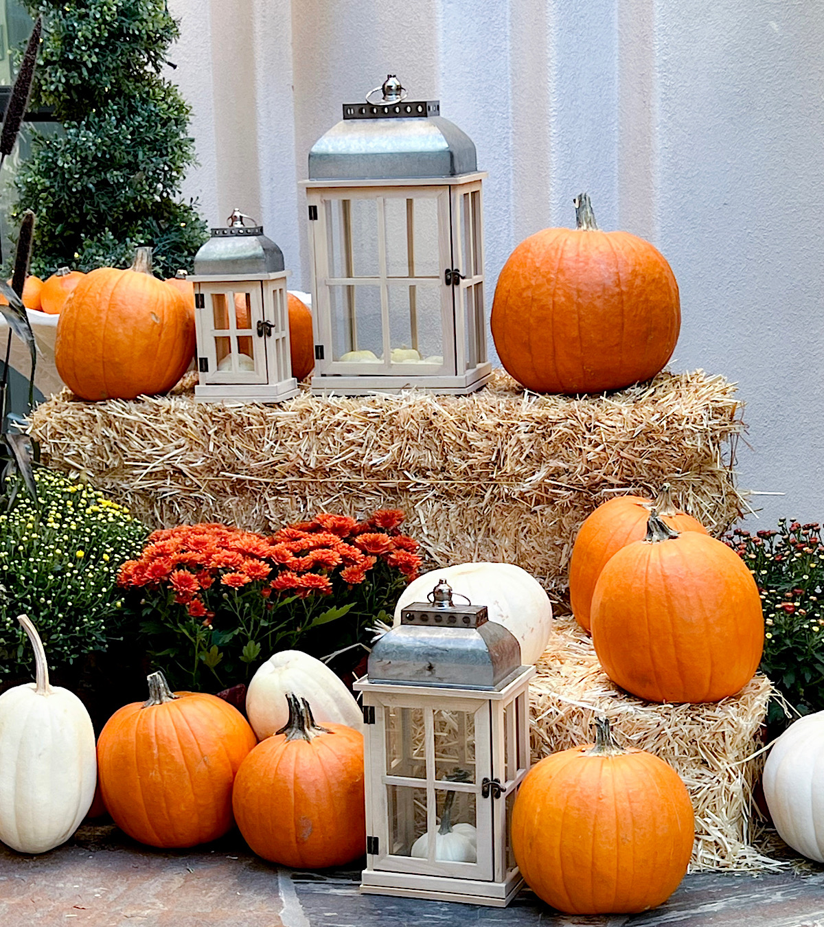 Fall Hay Bale Decorating Ideas: Tips on How to Style a Charming Fall Porch or Courtyard