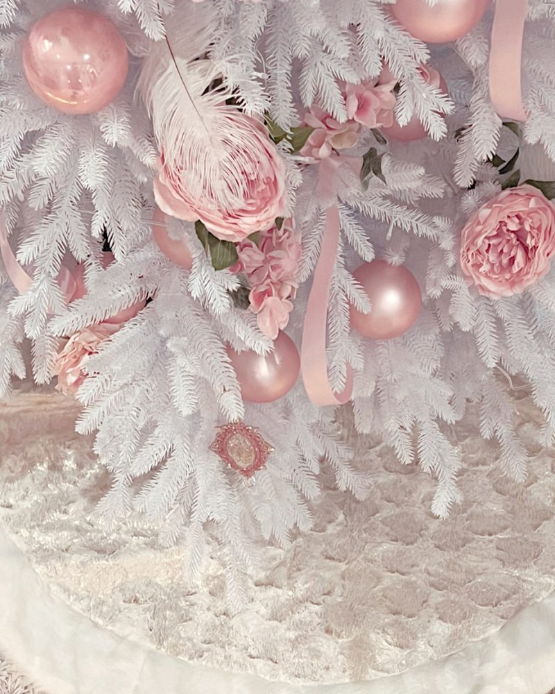 Glam Christmas Tree Ideas: Flowers, Feathers and more!
