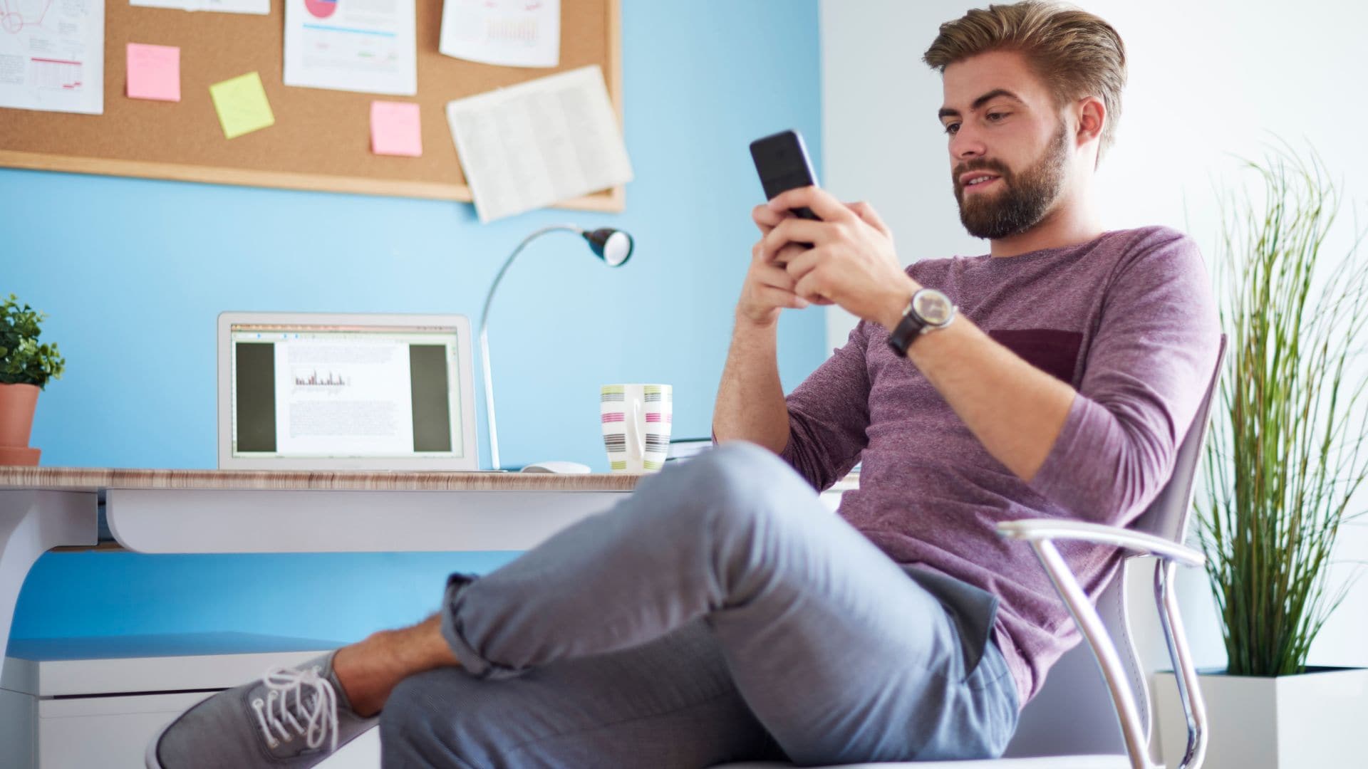 14 Ways Men Show They’ve Lost Interest (Without Saying a Word)